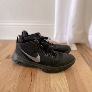 Black Nike shoes- men’s 7.5 / fits like women’s 9. In good shape.